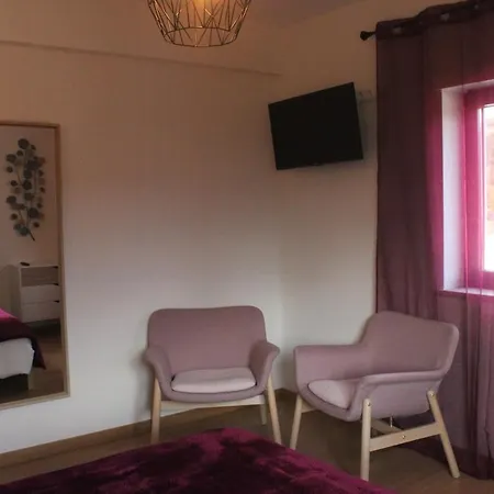 Casa Dona Alzira بيت شباب *