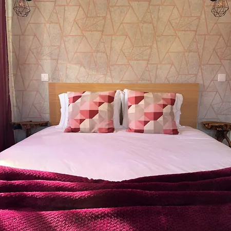 Casa Dona Alzira بيت شباب *